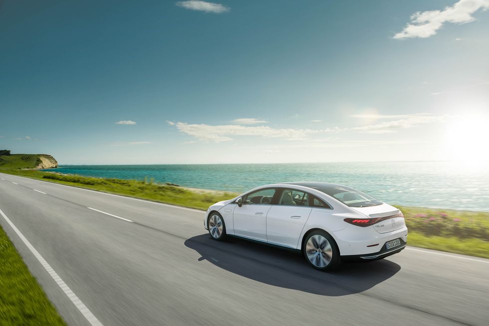 Фотография Mersedes EQE (8 слайд)