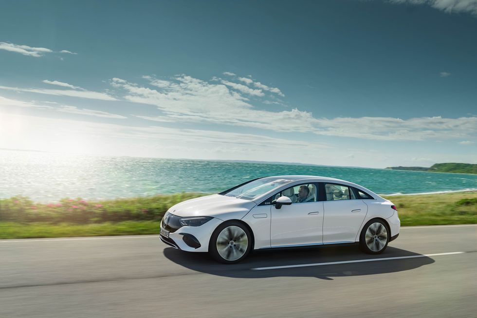 Фотография Mersedes EQE (7 слайд)